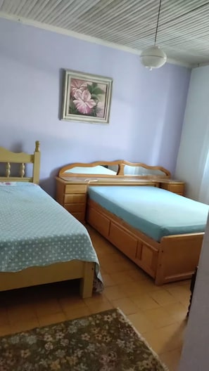 4 bedrooms, iron/ironing board, WiFi