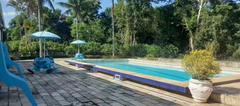 Spacious property, swimming pool with diving board, barbecue, pool table, ping pong and Wi-fi