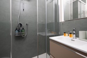 Regadera, bidet, toallas, shampoo 