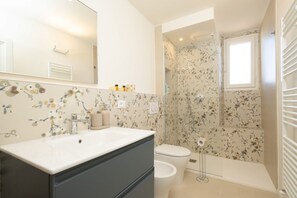 Shower, bidet, towels, shampoo - San Frediano Designer Duplex (Firenze)