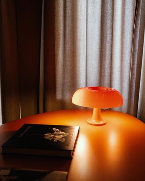Ett bord med en lampa och en bok.