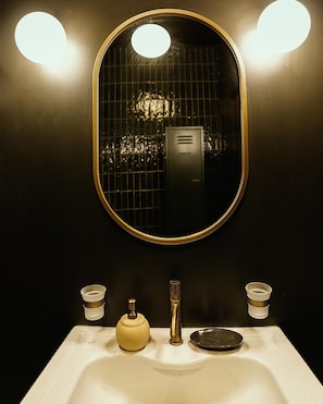 House | Bathroom | Bidet, toilet paper - Luxurious Loft in Monastiraki (Athens)