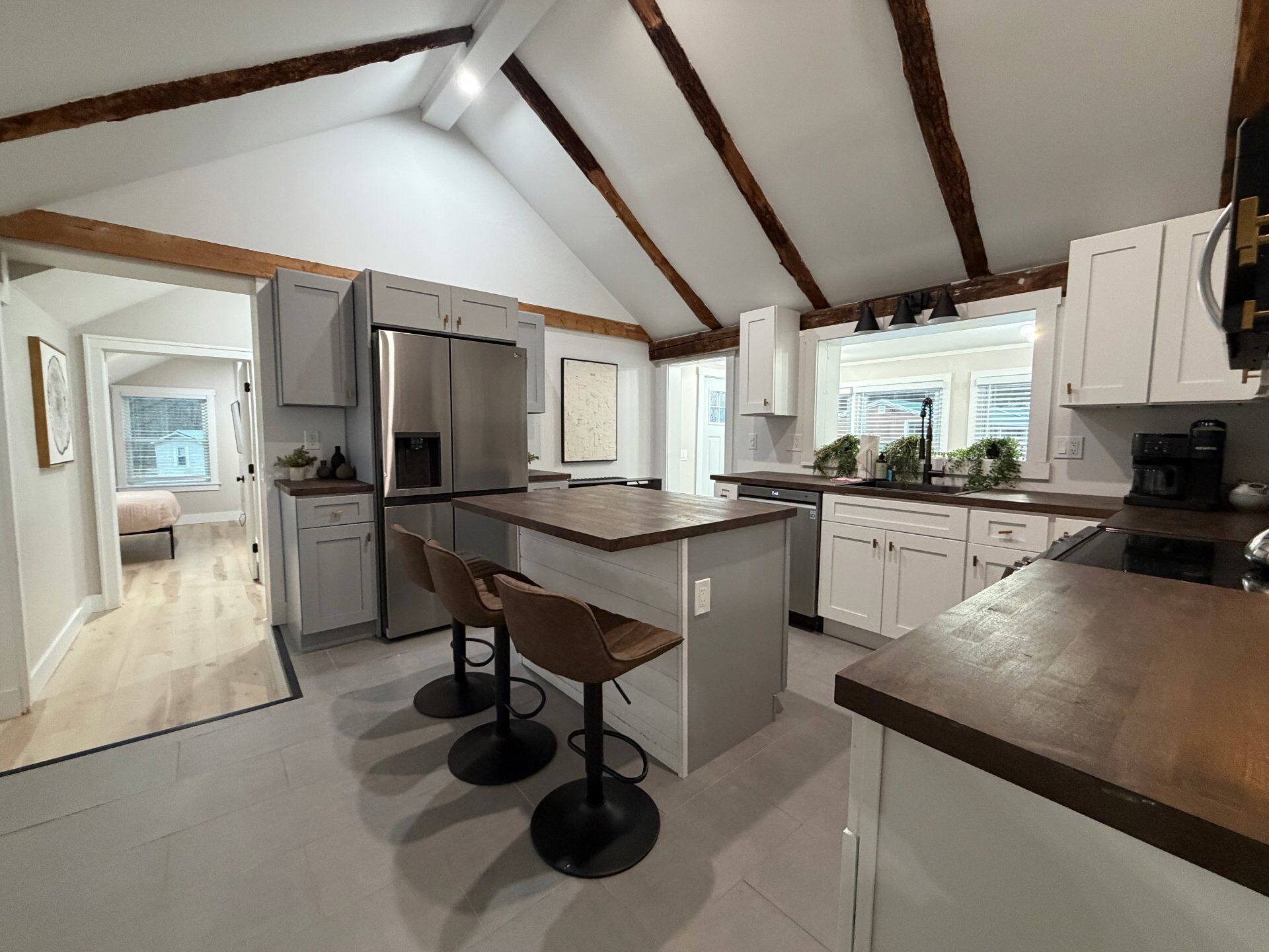 Jääkaappi, mikroaaltouuni, uuni, liesi