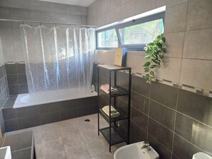 Shower, hair dryer, towels - Villa 'Õku' with Sea View, Wi-Fi and Air Conditioning (Rincovo)