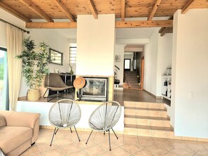 Fireplace - Villa 'Õku' with Sea View, Wi-Fi and Air Conditioning (Rincovo)