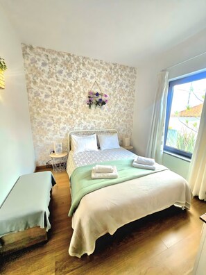 Iron/ironing board, WiFi, bed sheets