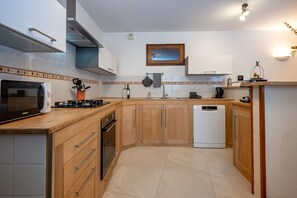 Een koelkast, een microgolfoven, een oven, een kookplaat