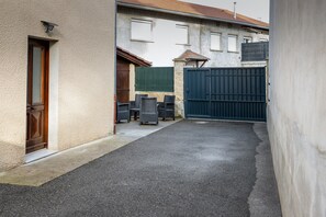 Exterior - Apartment 'Chez Lulu' in Brézins, 7 guests, 2 bedrooms (brezins)