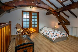 WiFi, bed sheets - Apartment 'Chez Lulu' in Brézins, 7 guests, 2 bedrooms (brezins)