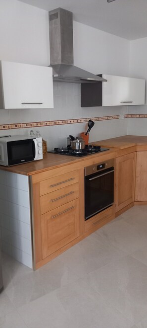 Private kitchen - Apartment 'Chez Emile' in Brézins, 7 Guests, 2 Bedrooms (brezins)