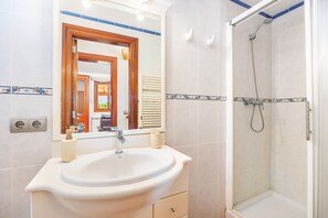 Shower, hair dryer, towels - Holiday Home 'Margarita' with Mountain View, Wi-Fi and Air Conditioning (Illes Balears)