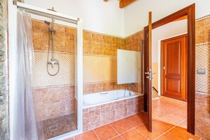 Chuveiro, secador de cabelo, toalhas de banho 