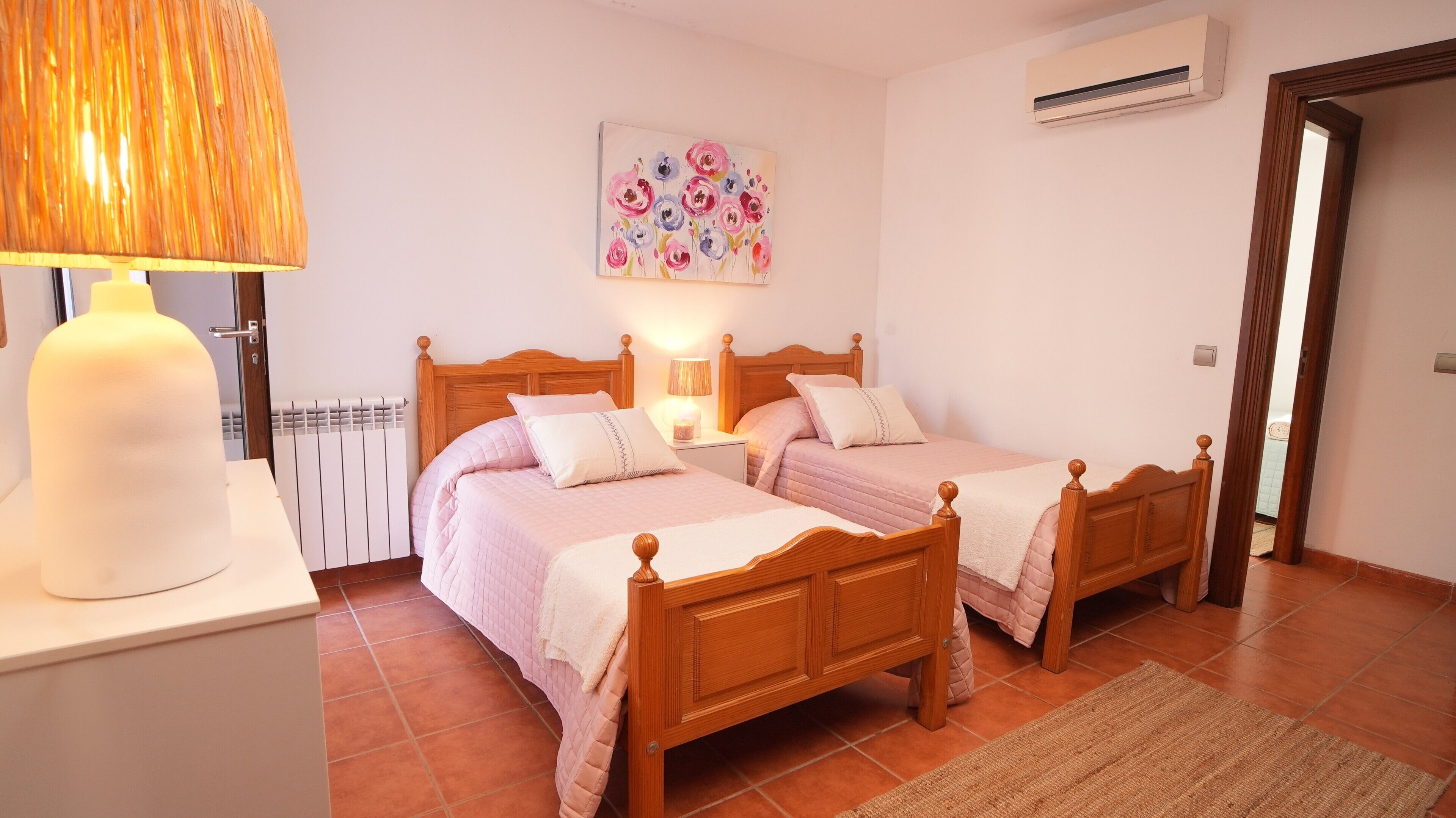 Tabla de planchar con plancha, wifi y ropa de cama 