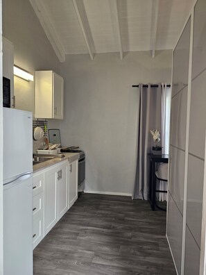 Studio, Non Smoking, Kitchen | Private kitchen - Anne's Apartments (Osbourn)