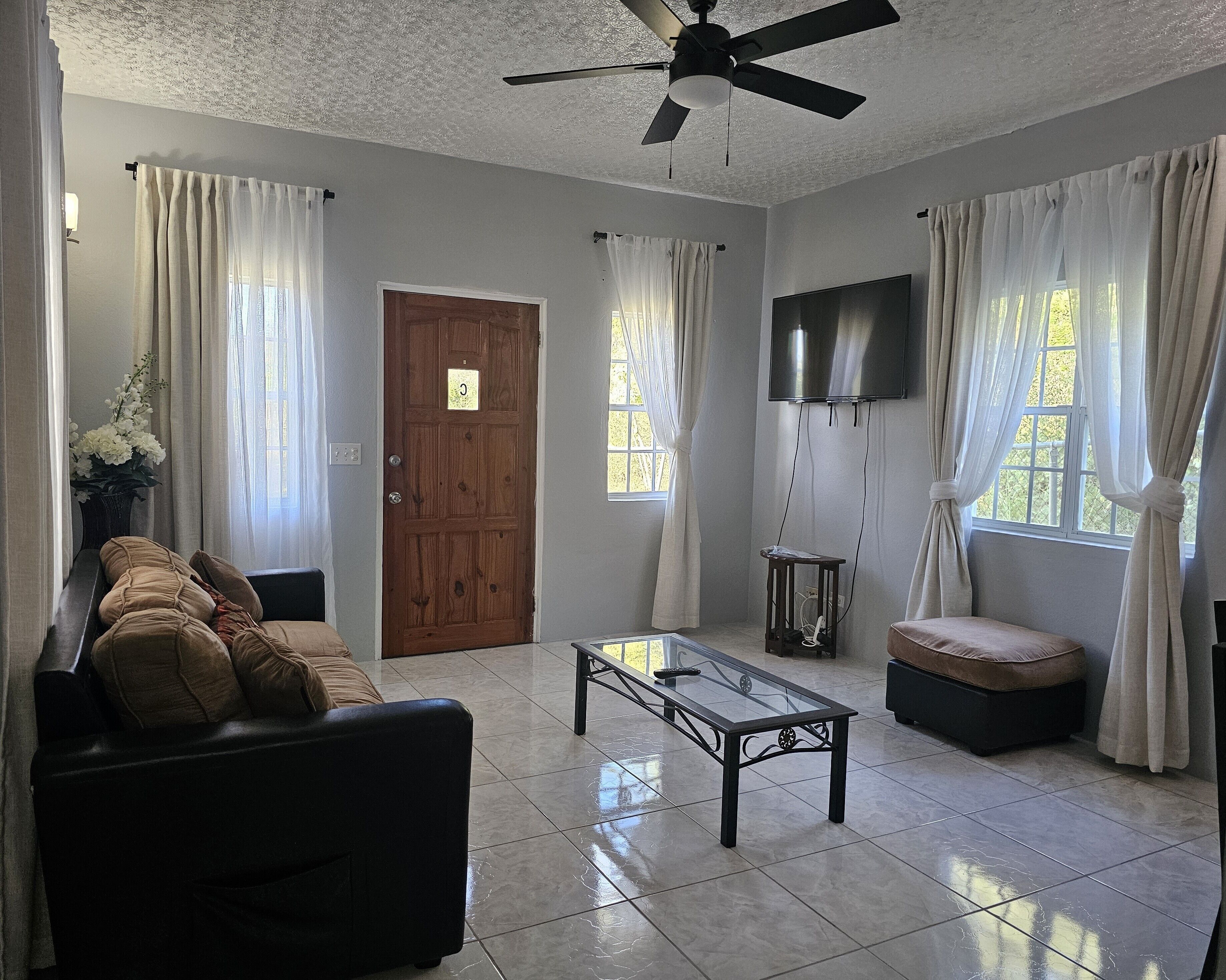 Premium Suite, Kitchen, Garden View | Living area