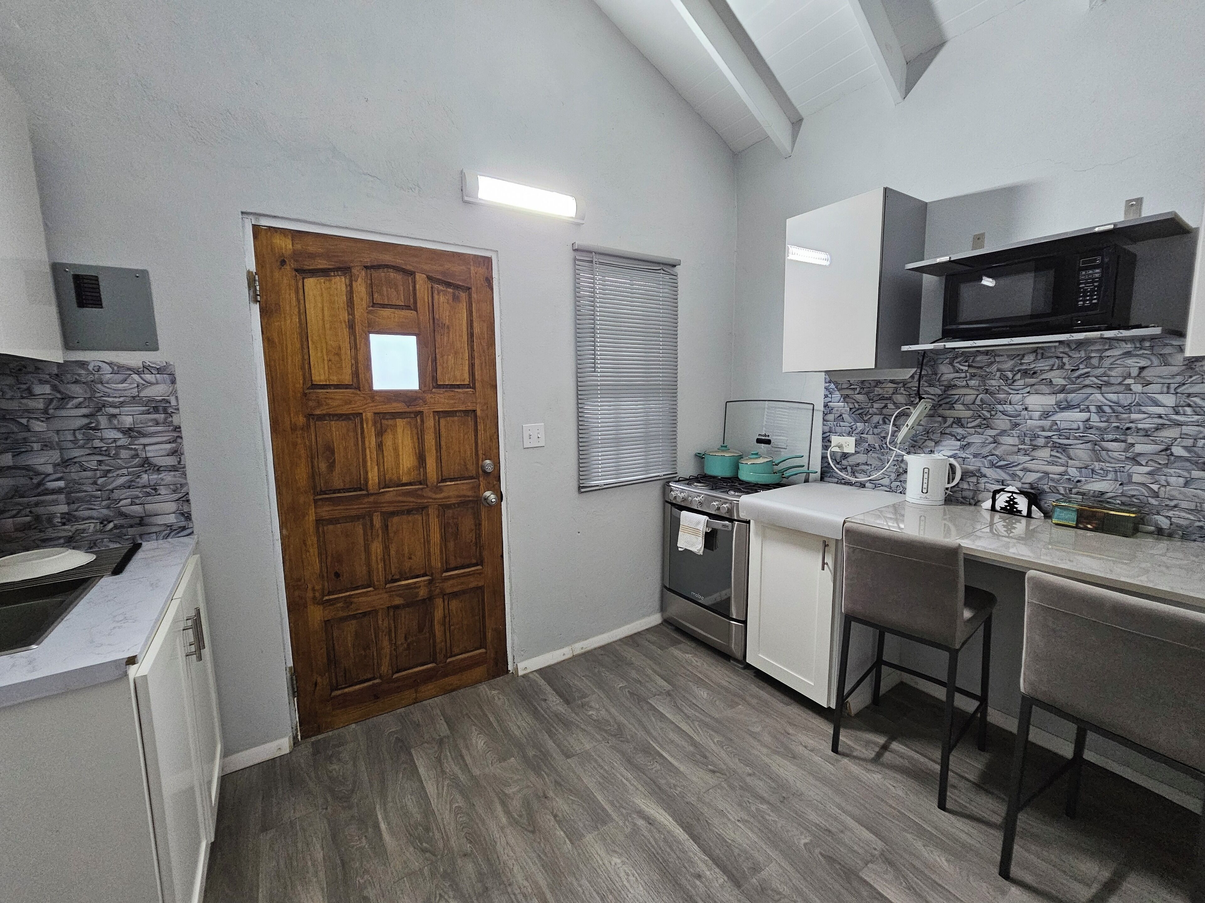 Chambre Double Confort, cuisine, vue jardin | Cuisine privée | Grand réfrigérateur, micro-ondes, four, plaque de cuisson