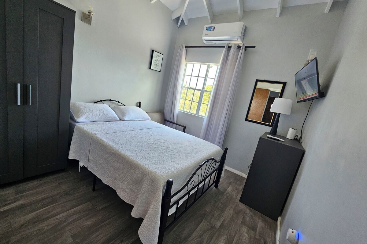 Standard Suite, Kitchen, Garden View | Iron/ironing board (on request), WiFi (free), bed sheets