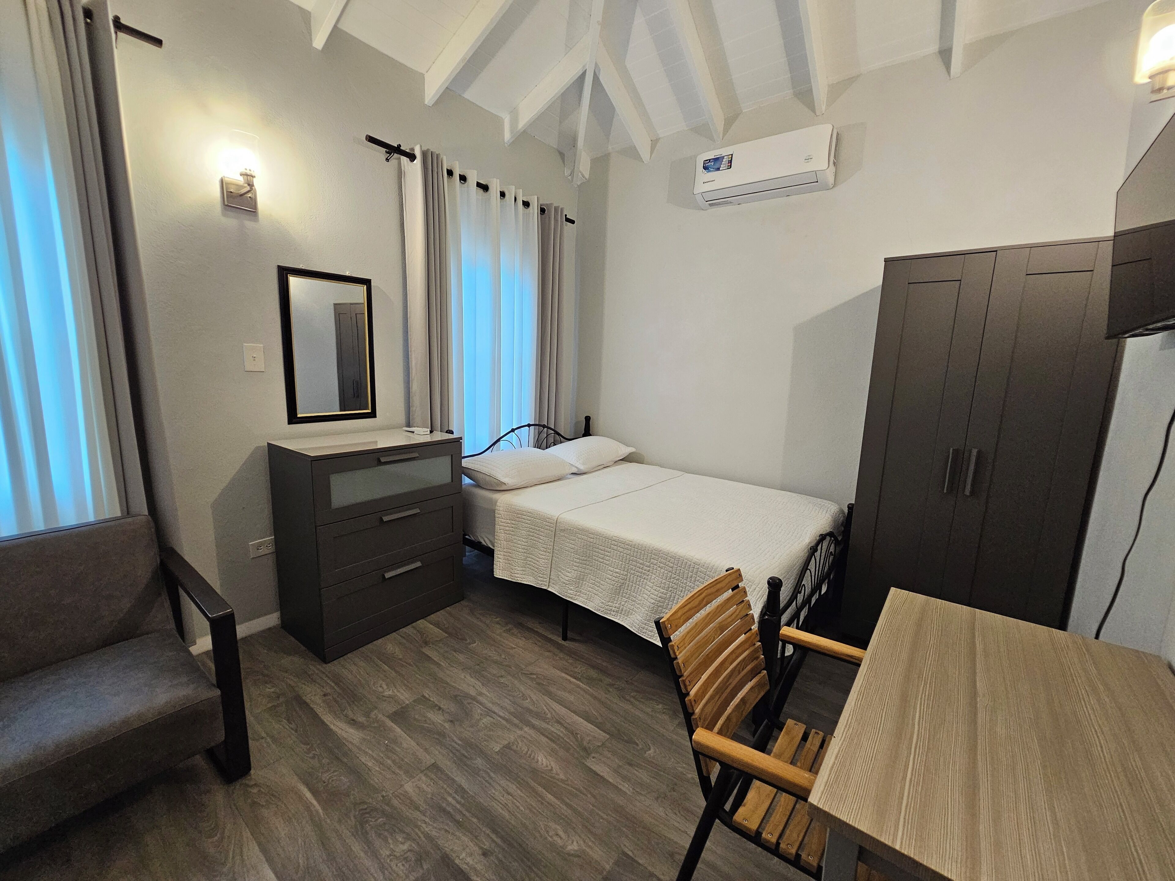 Habitación Confort doble, cocina, vistas al jardín | Tabla de planchar con plancha y wifi gratis