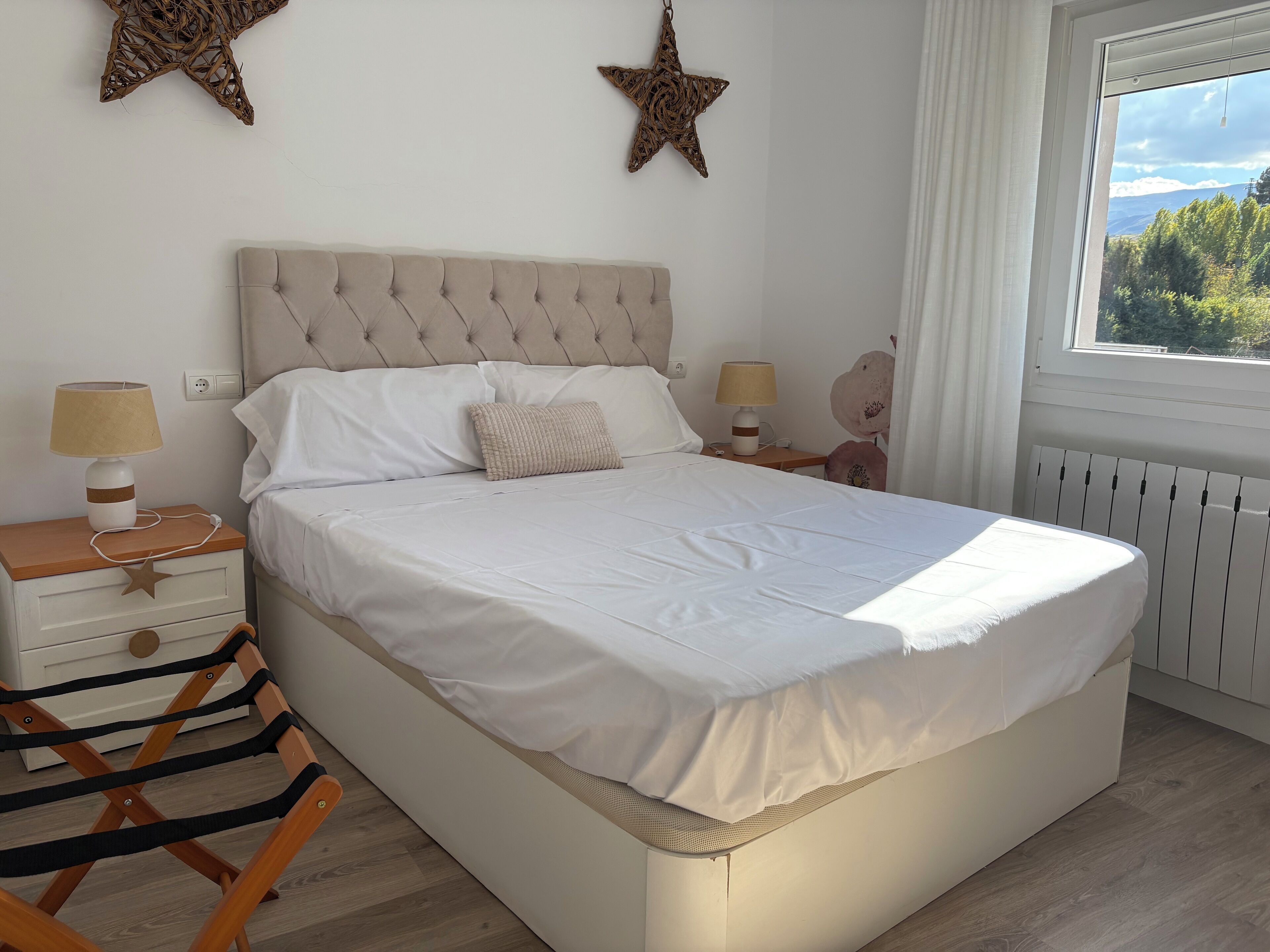 Tabla de planchar con plancha, wifi, ropa de cama