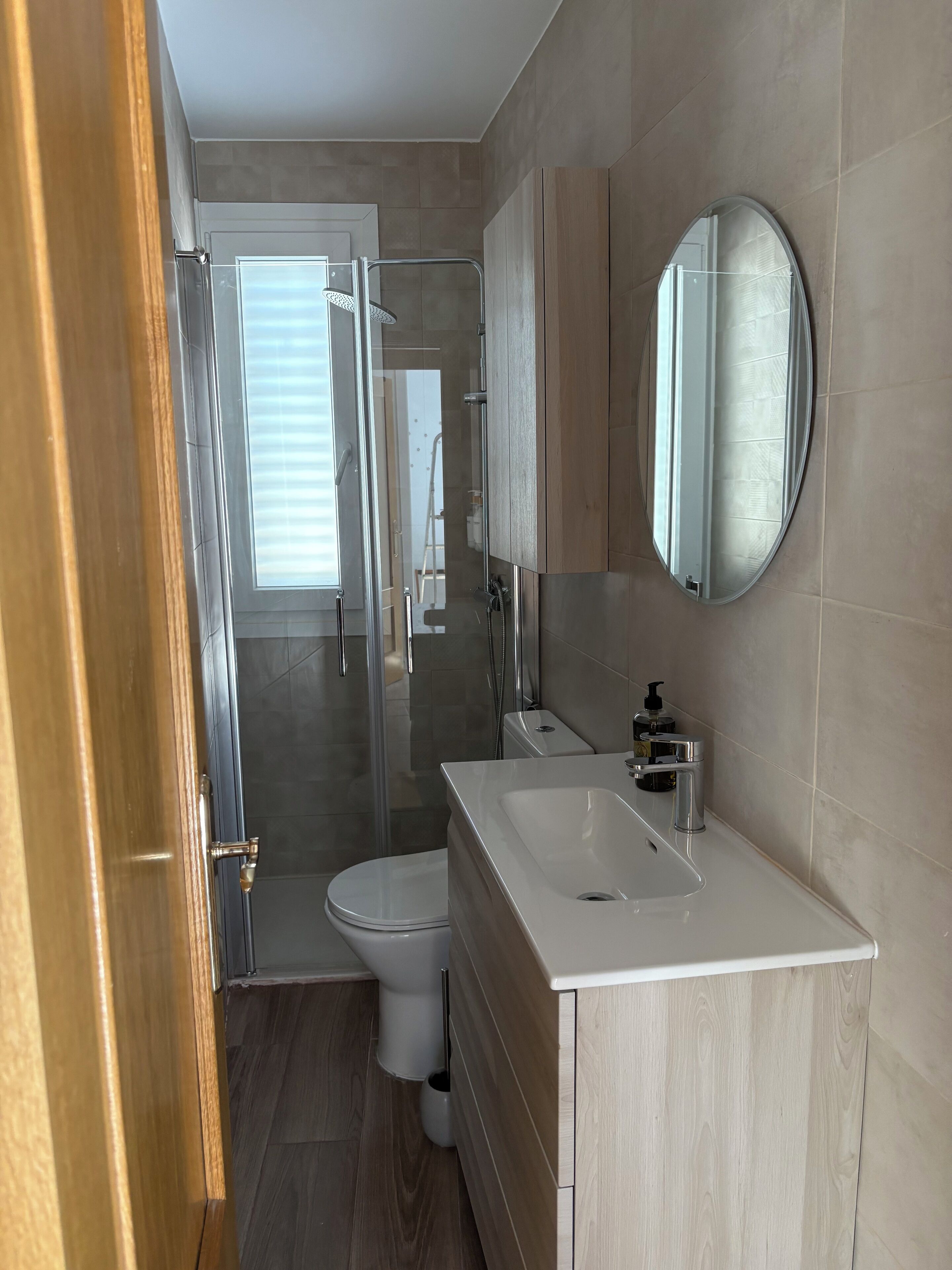 Secador de pelo, toallas, jabón y papel higiénico