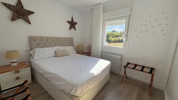 Planxa i posts de planxar, wifi i roba de llit