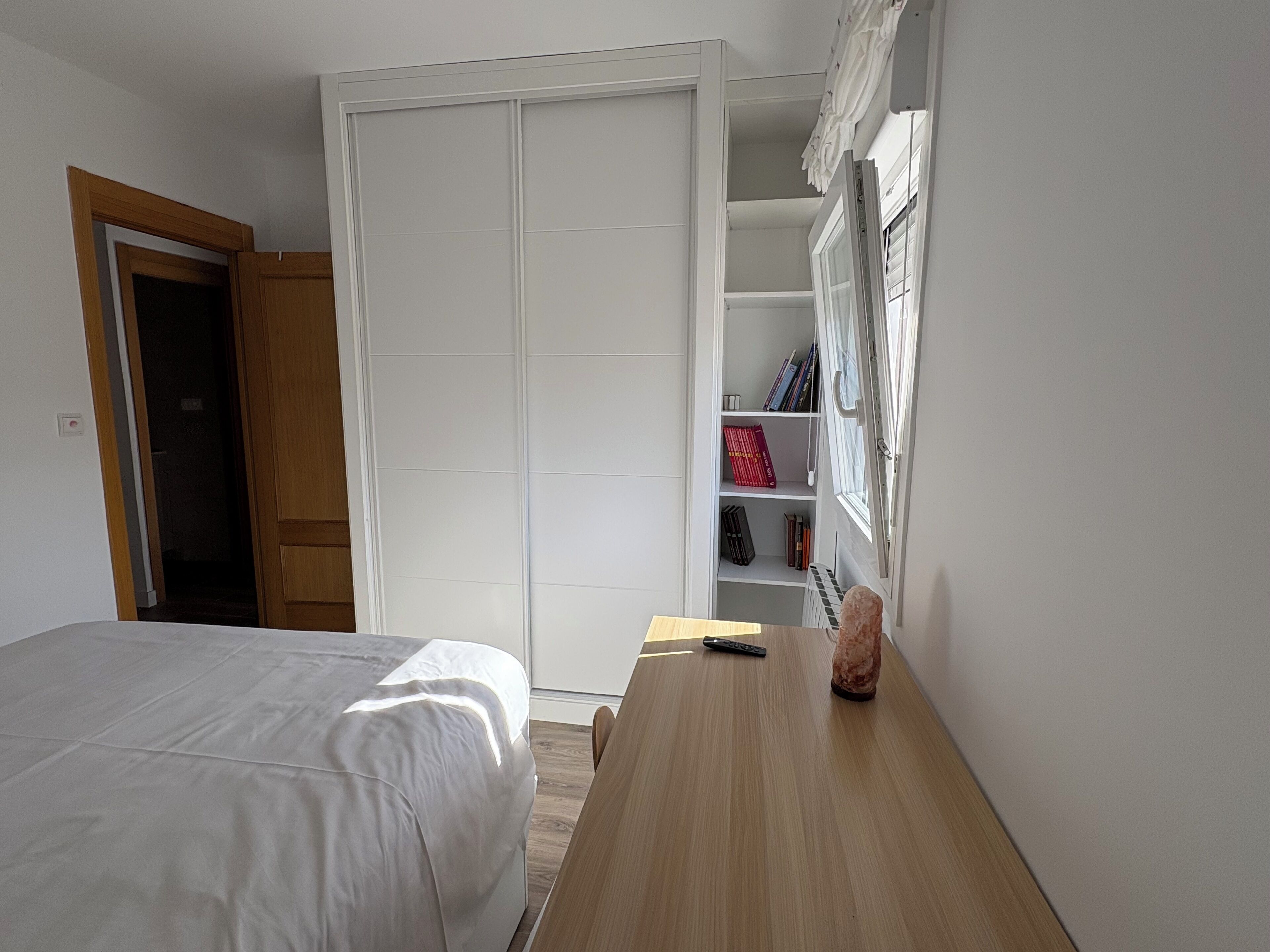 Een strijkplank/strijkijzer, wifi, beddengoed