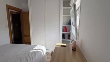 Een strijkplank/strijkijzer, wifi, beddengoed