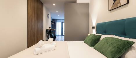 Een strijkplank/strijkijzer, internet, beddengoed