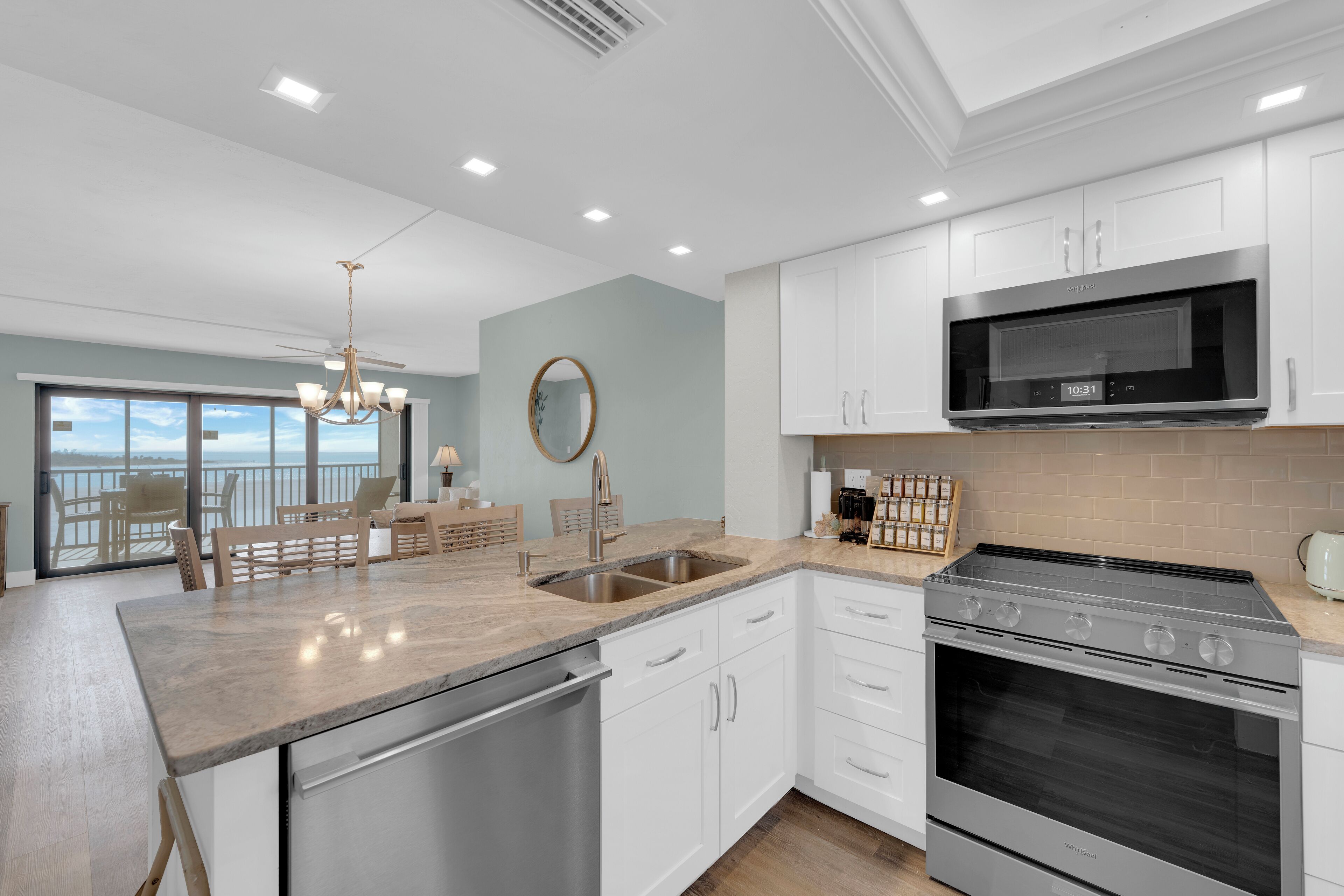 Jääkaappi, mikroaaltouuni, uuni, liesi