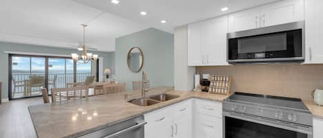 Frigorifero, microonde, forno, piano cottura