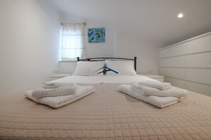 3 bedrooms, iron/ironing board, travel cot, free WiFi - Villa Antika, very close to the shops and restaurants in Korissia, Kea. (Coressia)