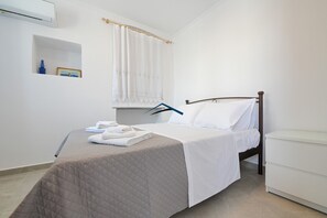 3 bedrooms, iron/ironing board, travel cot, free WiFi - Villa Antika, very close to the shops and restaurants in Korissia, Kea. (Coressia)
