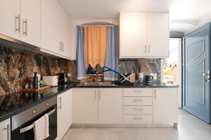 Refrigerador, horno, parrilla de estufa y cafetera y tetera 