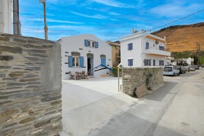 Exterior - Villa Antika, very close to the shops and restaurants in Korissia, Kea. (Coressia)