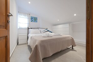 3 bedrooms, iron/ironing board, travel cot, free WiFi - Villa Antika, very close to the shops and restaurants in Korissia, Kea. (Coressia)