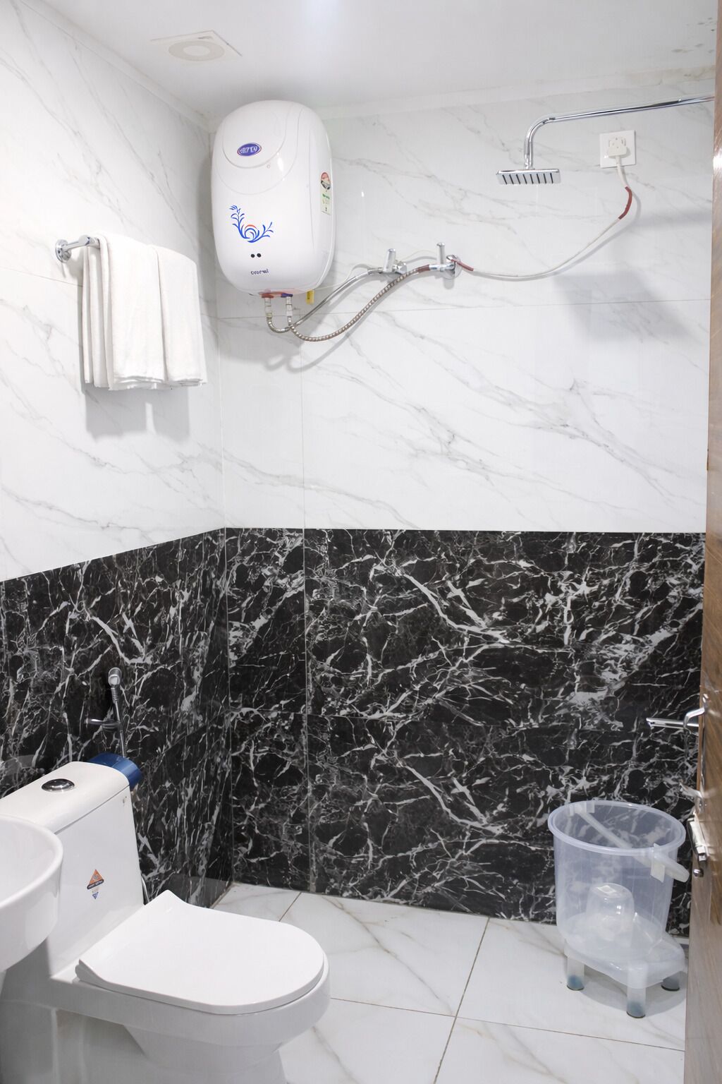 Un baño con inodoro, ducha y lavamanos.