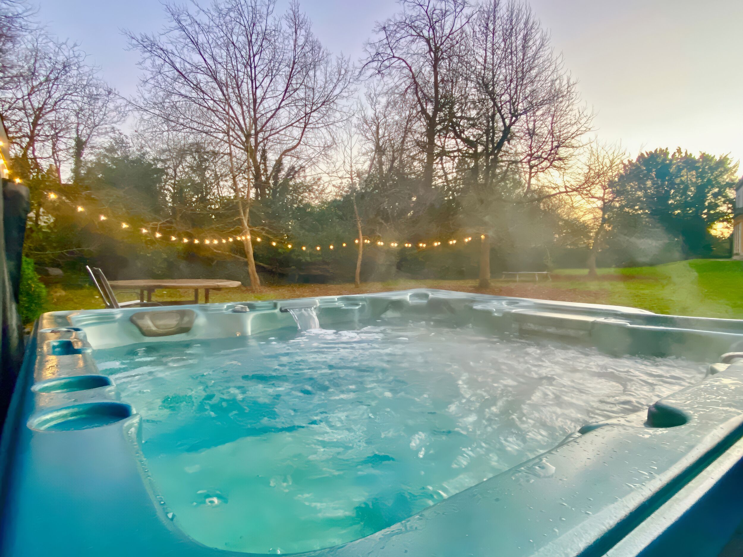 Cottage | Outdoor spa tub