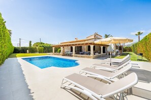 Pool - Holiday Home 'Villa Cal Peso' with Mountain View, Wi-Fi and Air Conditioning (Illes Balears)