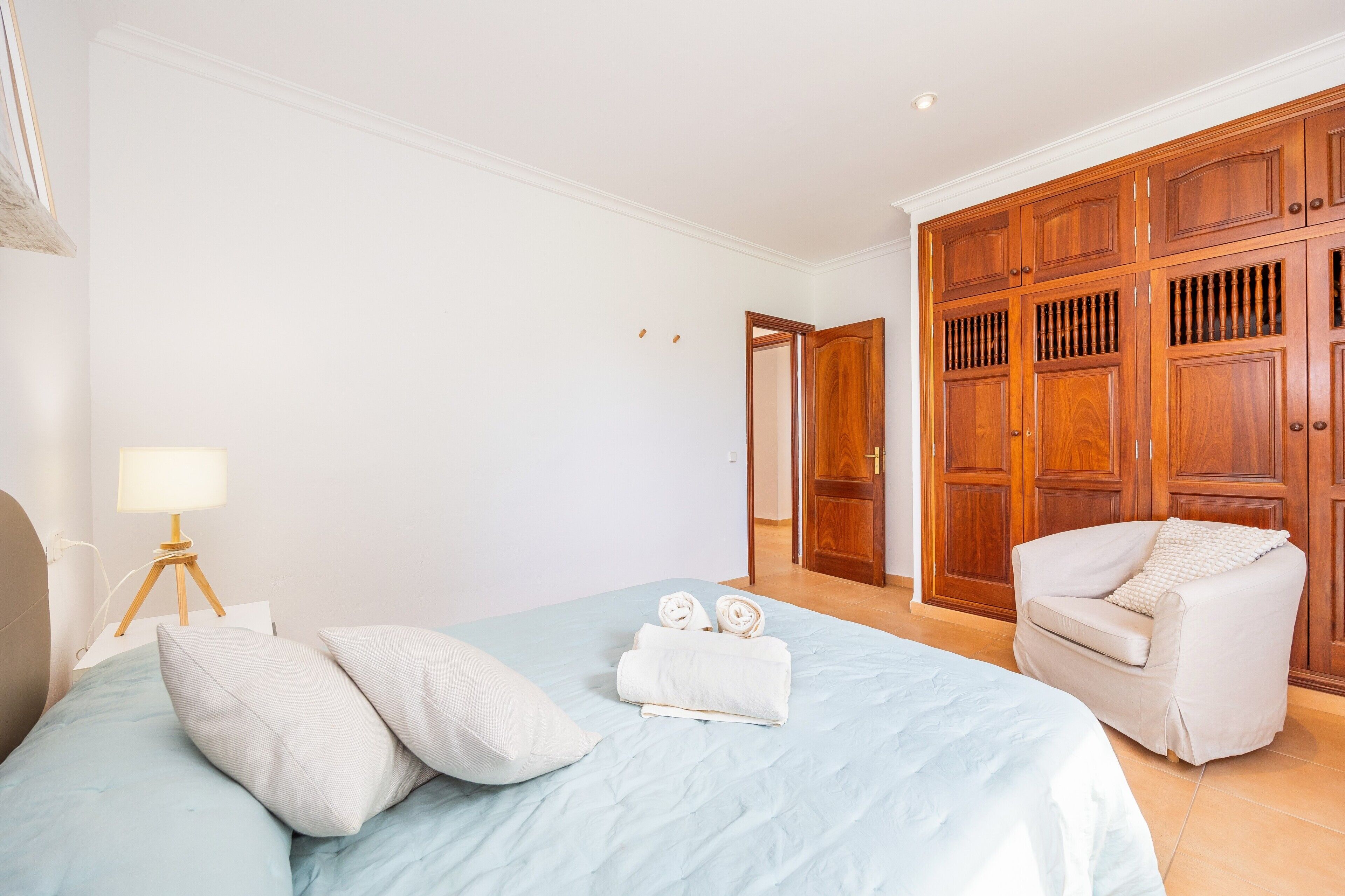 Iron/ironing board, WiFi, bed sheets