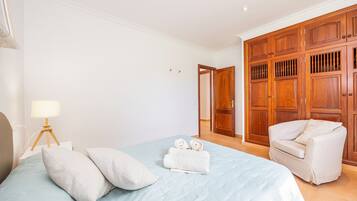 Iron/ironing board, WiFi, bed sheets