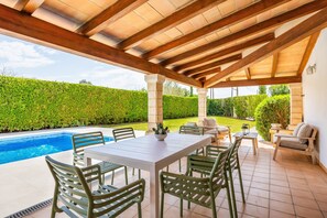 Outdoor dining - Holiday Home 'Villa Cal Peso' with Mountain View, Wi-Fi and Air Conditioning (Illes Balears)
