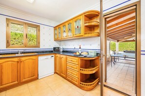 Fridge, microwave, oven, stovetop - Holiday Home 'Villa Cal Peso' with Mountain View, Wi-Fi and Air Conditioning (Illes Balears)