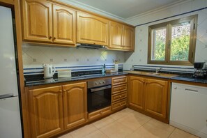 冷蔵庫、電子レンジ、オーブン、コンロ