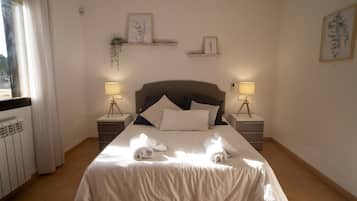 Tabla de planchar con plancha, wifi y ropa de cama