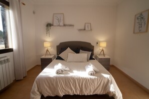 Iron/ironing board, WiFi, bed sheets - Holiday Home 'Villa Cal Peso' with Mountain View, Wi-Fi and Air Conditioning (Illes Balears)