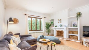 A living room with a sofa, a coffee table, a fireplace, and a television. - Holiday Home 'Villa Cal Peso' with Mountain View, Wi-Fi and Air Conditioning (Illes Balears)