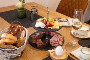 Bữa sáng buffet hàng ngày với phụ phí nhỏ 