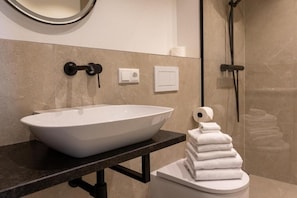 Shower, rainfall showerhead, hair dryer, heated floors - Hotel und Landgasthof Zachschuster (Gaißach)