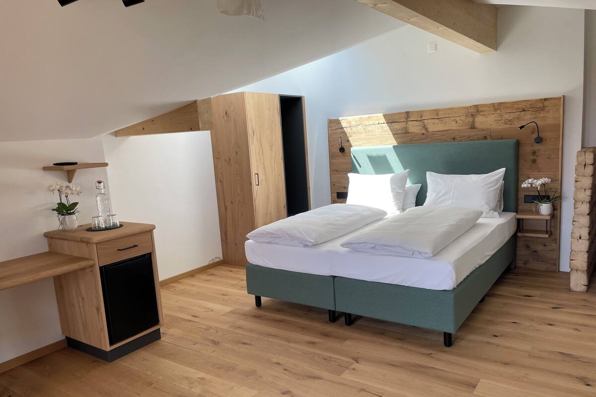 Honeymoon Suite, 1 Queen Bed with Sofa bed | Minibar, in-room safe, laptop workspace, free WiFi
