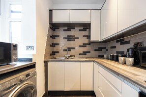 House, 3 Bedrooms, Garden View | Laundry - Stunning 3 Bedroom Home in Newcastle-under-lyme With Garden (Newcastle-Under-Lyme)